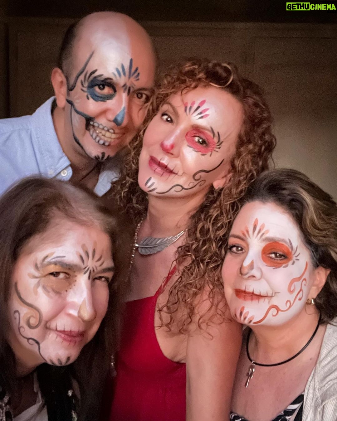 Susana Lozano - 243 Likes - … de algo que leí por ahí…
.
🌸💀🌼
.
En este día de muertos no tengo flores, no prenderé velas, de hecho no tengo muertos en la familia, porque su sangre fluye por mis venas y siguen aquí conmigo, en mis recuerdos.
En este día de muertos no tengo lágrimas, solo agradecimiento por los recuerdos familiares que son evidencia de quienes le dieron vida a mi vida.
Para este día pensaré en la muerte para valorar la vida y mi ofrenda será tratar de ser mejor.
En este día de muertos abrazaré aquellos que tienen muerta la esperanza, que han perdido la paz o se les murió la fe.
.
🌱🪴🌳
.
La vida.
La mágica vida.
.
.
👩🎨: @tashmedina
.
#maquillaje #makeup #diademuertos #2denoviembre #festividadesmexicanas #fiestasmexicanas #mexico #deadmakeup #susanalozano #valquirico #josepholloqui #carolinacapilla #lorenagutierrezphotographer #vacaciones #sljotime #friends #amigos #familia #live #love #life