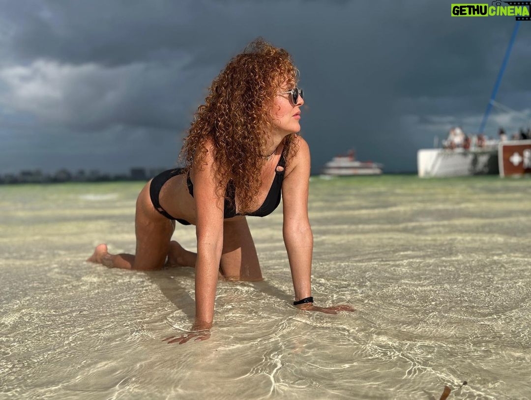 Susana Lozano - 414 Likes - Hagas lo que hagas siempre van a criticarte, así que haz lo que te de la gana…
.
☀️🌈🌊👙
.
Yo de frente al sol… atrás han quedado las nubes oscuras…
#ysí #happy #happylife #happyplace #amanecer #caribe #cancun #susanalozano #sol #arena #mar #deaquisoy #sljotime #swimwear #barefeet #sunriselovers