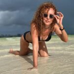 Susana Lozano Instagram - Hagas lo que hagas siempre van a criticarte, así que haz lo que te de la gana… . ☀️🌈🌊👙 . Yo de frente al sol… atrás han quedado las nubes oscuras… #ysí #happy #happylife #happyplace #amanecer #caribe #cancun #susanalozano #sol #arena #mar #deaquisoy #sljotime #swimwear #barefeet #sunriselovers Cancún, México