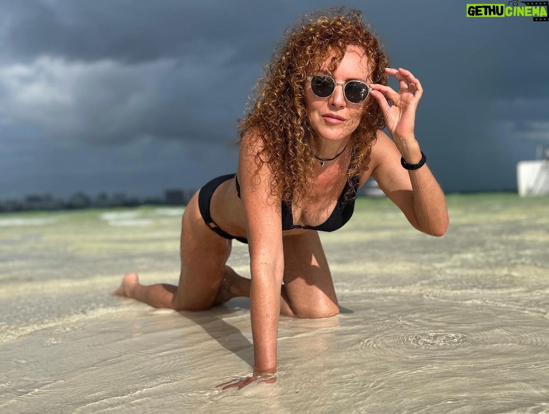 Susana Lozano - 414 Likes - Hagas lo que hagas siempre van a criticarte, así que haz lo que te de la gana…
.
☀️🌈🌊👙
.
Yo de frente al sol… atrás han quedado las nubes oscuras…
#ysí #happy #happylife #happyplace #amanecer #caribe #cancun #susanalozano #sol #arena #mar #deaquisoy #sljotime #swimwear #barefeet #sunriselovers