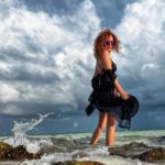 Susana Lozano Instagram - Encuéntrame en el amanecer…. . 🌥️⛅️🌤️☀️ . Hay quienes no ven nada extraordinario en sus días … yo soy de esas locas soñadoras que decidió encontrar belleza en la cosas de todos los días… los amaneceres son de mis favoritos… . #meetmeatthesunrise #sunrise #amanecer #cancun #caribe #caribemexicano #arena #mar #sea #sand #piesdescalzos #barefeetgirl #susanalozano #aquiyahora #mimar #volvi #happyjustbecause #sljotime Cancún, México