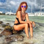 Susana Lozano Instagram - Encuéntrame en el amanecer…. . 🌥️⛅️🌤️☀️ . Hay quienes no ven nada extraordinario en sus días … yo soy de esas locas soñadoras que decidió encontrar belleza en la cosas de todos los días… los amaneceres son de mis favoritos… . #meetmeatthesunrise #sunrise #amanecer #cancun #caribe #caribemexicano #arena #mar #sea #sand #piesdescalzos #barefeetgirl #susanalozano #aquiyahora #mimar #volvi #happyjustbecause #sljotime Cancún, México