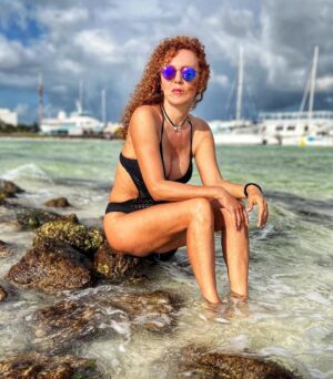 Susana Lozano Instagram - Encuéntrame en el amanecer….
.
🌥️⛅️🌤️☀️
.
Hay quienes no ven nada extraordinario en sus días … 
yo soy de esas locas soñadoras que decidió encontrar belleza en la cosas de todos los días… los amaneceres son de mis favoritos…
.
#meetmeatthesunrise #sunrise #amanecer #cancun #caribe #caribemexicano #arena #mar #sea #sand #piesdescalzos #barefeetgirl #susanalozano #aquiyahora #mimar #volvi #happyjustbecause #sljotime
