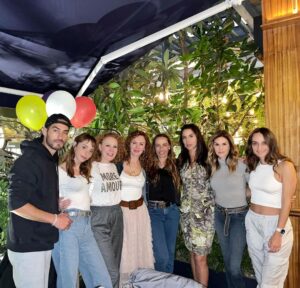 Susana Lozano Instagram - Feliz cumpleaños @consueloduval 
.
🎉🥰💰✈️🥳🥂🍾😂🫶🏻🎁
.
Brindo por todas las cosas buenas que eres, que están escritas en tu alma, por todos los valores, y principios que tienes, por tu fortaleza de espíritu, por tu voluntad inquebrantable, por tu amor y respeto a la vida, que es esencial y fundamental, por tu risa de loca, por tu incontinencia y por todas tus buenas acciones… Dios te bendiga cada día de tu vida.
#celebrandolavida #happybirthday #hbd #felizcumpleaños #consueloduval #paolarojas #nataliatellez #michduval #palyduval #danielamagun #susanalozano #cumpleconsuelo @natalia_tellez