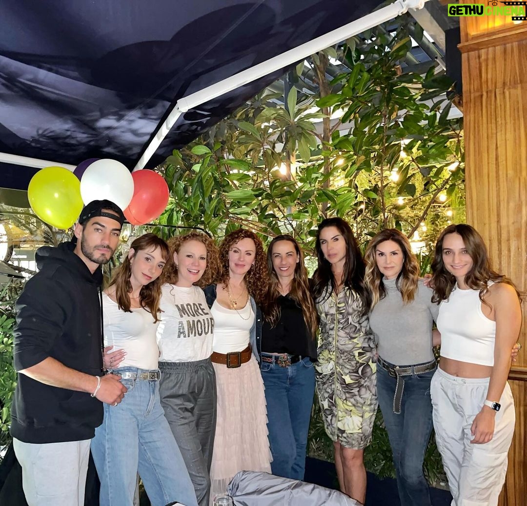 Susana Lozano - 266 Likes - Feliz cumpleaños @consueloduval
.
🎉🥰💰✈️🥳🥂🍾😂🫶🏻🎁
.
Brindo por todas las cosas buenas que eres, que están escritas en tu alma, por todos los valores, y principios que tienes, por tu fortaleza de espíritu, por tu voluntad inquebrantable, por tu amor y respeto a la vida, que es esencial y fundamental, por tu risa de loca, por tu incontinencia y por todas tus buenas acciones… Dios te bendiga cada día de tu vida.
#celebrandolavida #happybirthday #hbd #felizcumpleaños #consueloduval #paolarojas #nataliatellez #michduval #palyduval #danielamagun #susanalozano #cumpleconsuelo @natalia_tellez