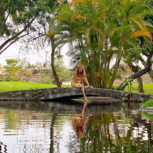 Susana Lozano Instagram - Donde la naturaleza es la reina… y te integras a lo perfecto del lugar…
.
☀️🌴🌺🌿🌈
.
Me pueden encontrar en donde pueda andar descalza 👣
.
#happyplace #lago #puente #soleado #naturaleza #barefeet #piesdescalzos #susanalozano