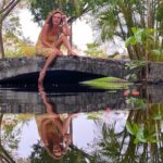 Susana Lozano Instagram - Donde la naturaleza es la reina… y te integras a lo perfecto del lugar… . ☀️🌴🌺🌿🌈 . Me pueden encontrar en donde pueda andar descalza 👣 . #happyplace #lago #puente #soleado #naturaleza #barefeet #piesdescalzos #susanalozano Hacienda Fiesta Americana Xochitepec