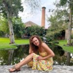 Susana Lozano Instagram - Donde la naturaleza es la reina… y te integras a lo perfecto del lugar… . ☀️🌴🌺🌿🌈 . Me pueden encontrar en donde pueda andar descalza 👣 . #happyplace #lago #puente #soleado #naturaleza #barefeet #piesdescalzos #susanalozano Hacienda Fiesta Americana Xochitepec