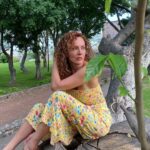 Susana Lozano Instagram - Donde la naturaleza es la reina… y te integras a lo perfecto del lugar… . ☀️🌴🌺🌿🌈 . Me pueden encontrar en donde pueda andar descalza 👣 . #happyplace #lago #puente #soleado #naturaleza #barefeet #piesdescalzos #susanalozano Hacienda Fiesta Americana Xochitepec