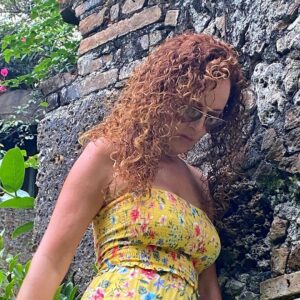 Susana Lozano Instagram - Donde la naturaleza es la reina… y te integras a lo perfecto del lugar…
.
☀️🌴🌺🌿🌈
.
Me pueden encontrar en donde pueda andar descalza 👣
.
#happyplace #lago #puente #soleado #naturaleza #barefeet #piesdescalzos #susanalozano