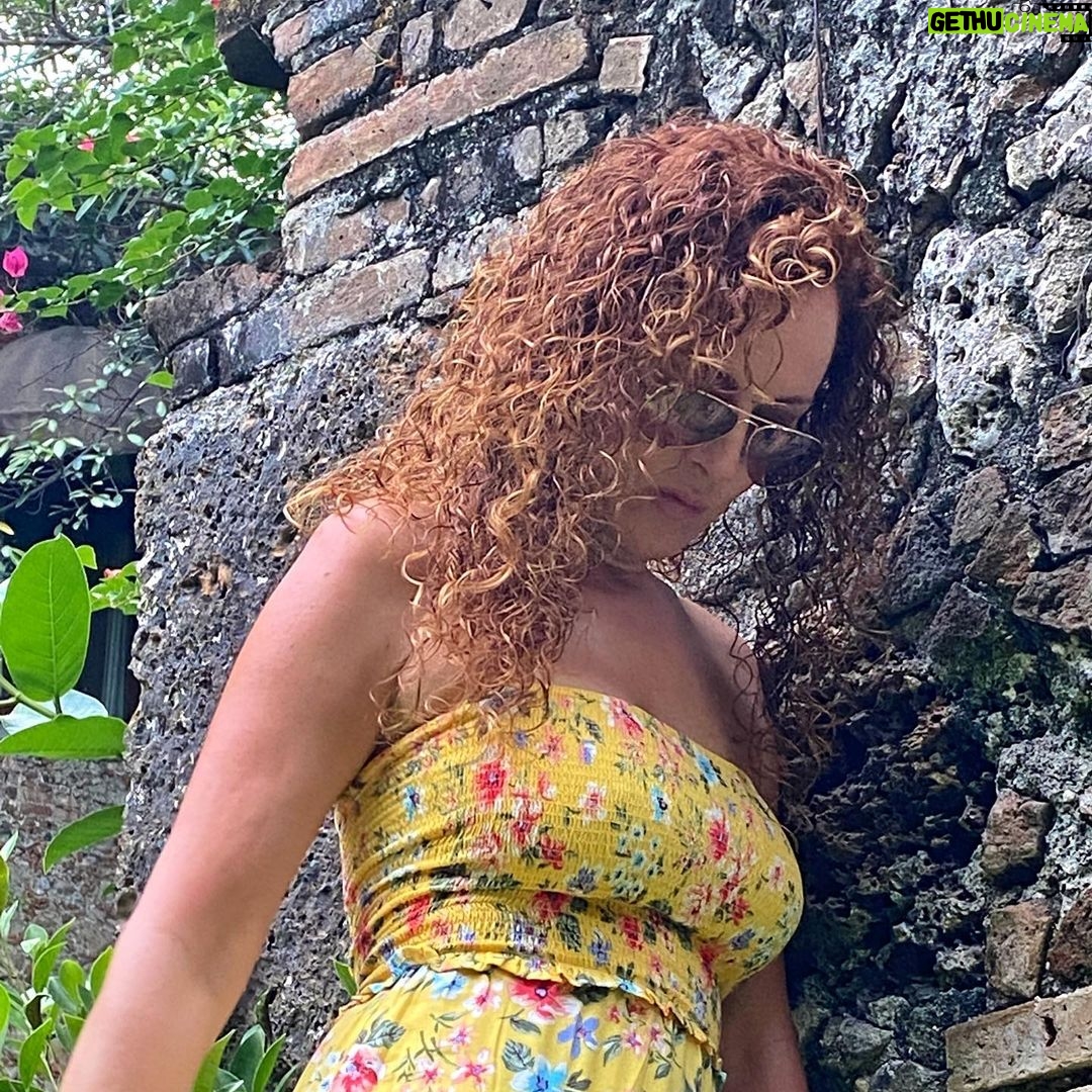 Susana Lozano - 215 Likes - Donde la naturaleza es la reina… y te integras a lo perfecto del lugar…
.
☀️🌴🌺🌿🌈
.
Me pueden encontrar en donde pueda andar descalza 👣
.
#happyplace #lago #puente #soleado #naturaleza #barefeet #piesdescalzos #susanalozano