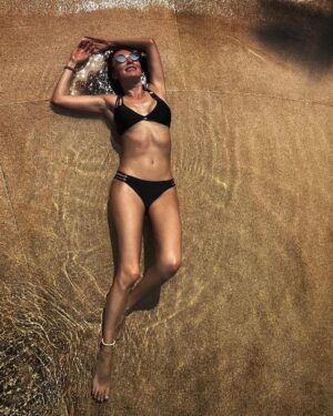 Susana Lozano Instagram - La vida es mejor en bikini
.
Inhala cocktail de camarones…
Exhala negatividad…
.
☀️👙🍹
.
Cuando pienso en esos momentos, es como tener el sol dentro de mi mente, y soy libre como el mar…
.
#bikini #sol #alberca #agua #sunglasses #sun #pool #swimwear #swimming #swimmingpool #saltyair #saltyhair #bronceado #susanalozano #wetsuit #barefeet #sunnydays