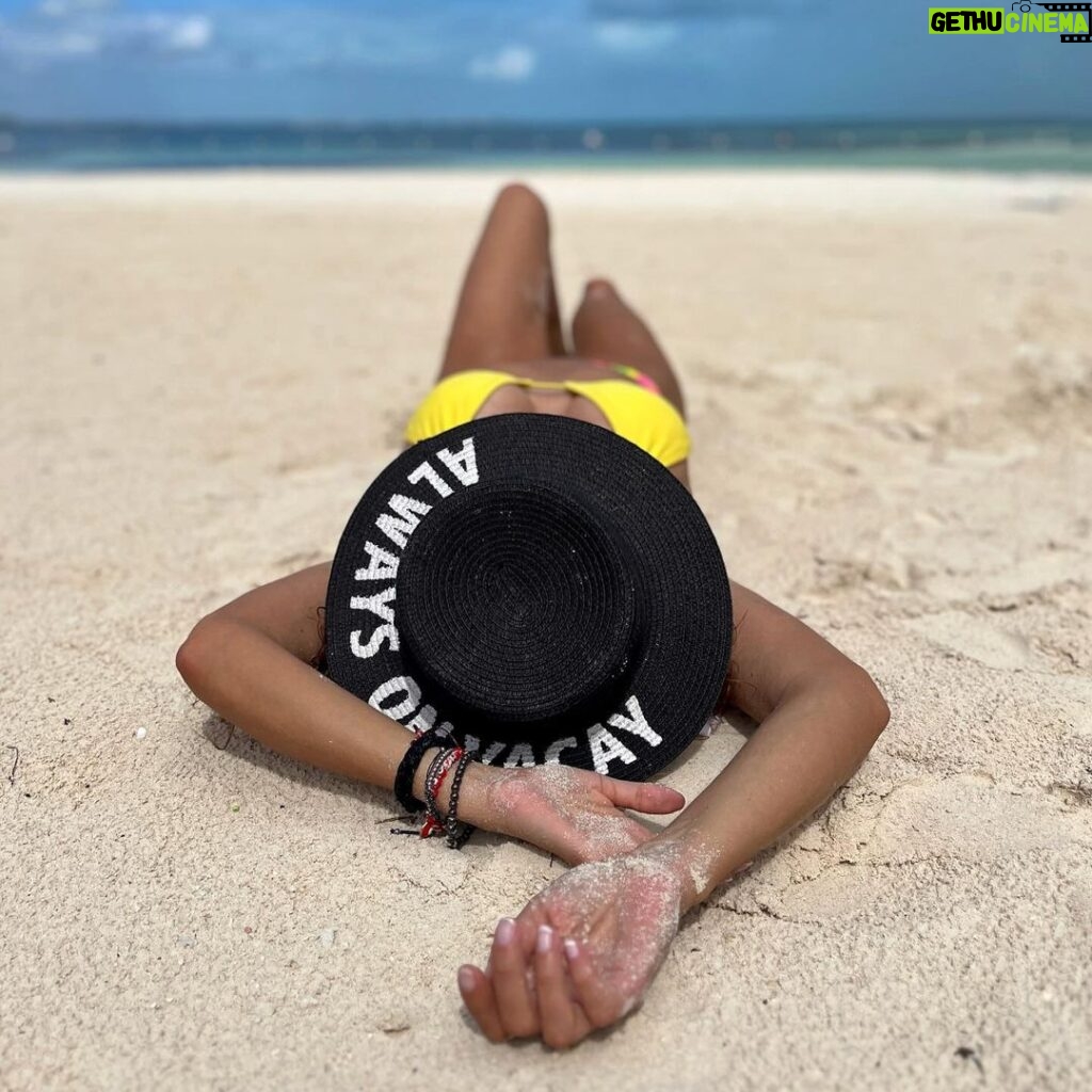 Susana Lozano Instagram - No alcanzan mis manos 👐🏻 y mis pies 👣 para enumerar todas las cosas por las que estoy agradecida ✨… . #lavidaesbuena #aquiyahora #mimar #pazinterior #felicidad #agradecida #greatful #thankful #susanalozano #arena #mar #oceano #bikini #sun #sea #sand #caribemexicano #mexicancaribbean #cancun #cancunmexico #piesdescalzos Cancún, México
