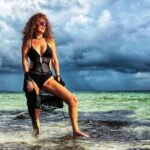 Susana Lozano Instagram - Que me cubra el sol…. Que mis pies se mojen en el mar… Y el pelo se llene de sal… . #myhappyplace . #amanecer #sunrise #sunrise_and_sunsets #sunriselover #caribe #caribemexicano #cancun #susanalozano #olas #mar #arenablanca #feliz #milugarfeliz #sljotime #cancunmexico Cancún, México