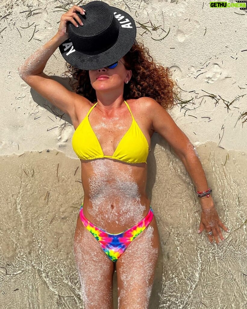 Susana Lozano Instagram - Calm down… . ☀️👙🍹🏝️ . Llenarse de arena hasta el alma. Dejar que los sentidos interpreten sintiendo, oliendo… llenando cada poro con ese paisaje… #mimar 🌊🌊🌊 . #mar #sol #arena #playa #palmeras #bikini #piesdescalzos #sun #sand #sea #caribe #caribemexicano #sandbeach #envueltaenarena #susanalozano #mardelcaribe #sljotime Cancún, México