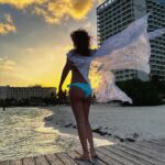 Susana Lozano Instagram - 🌥️⛅️🌦️🌤️☀️ . Mis amigas las gaviotas y yo… concentradas viendo…. Pa’llá… pal horizonte… pal sol… Pa’ delante ✨ . #amanecer #sunrise #sunrise_and_sunsets #sunriselover #cancun #caribe #caribemexicano #bikini #sol #mar #arena #amaneceres #susanalozano Cancún, México