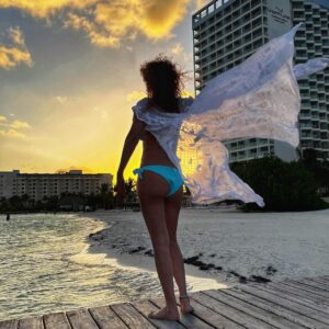 Susana Lozano Instagram - 🌥️⛅️🌦️🌤️☀️
.
Mis amigas las gaviotas y yo… concentradas viendo…. Pa’llá… pal horizonte… pal sol… Pa’ delante ✨
.
#amanecer #sunrise #sunrise_and_sunsets #sunriselover #cancun #caribe #caribemexicano #bikini #sol #mar #arena #amaneceres #susanalozano