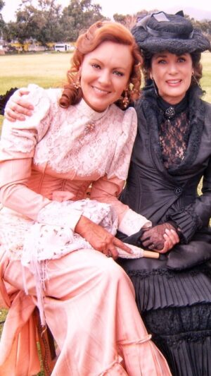Susana Lozano Instagram - Lamento con todo mi corazón la partida de la maravillosa #HelenaRojo 🥀🕊️
.
Trabajar con ella era un deleite como persona, con una plática siempre interesante y como las grandes, sencilla y encantadora, y además una lección de actuación y una generosidad en escena… 
🎭
Bravo a la gran Helena Rojo!
Gracias por tanto! Me guardo cada momento compartido. 
A su familia, amigos y sus fans adorados les envío un abrazo y deseo su pronta recuperación por tan grande pérdida. 
.
QEPD la Primera Actriz Helena Rojo 🙏🏻🙌🏼
.
.
.
.
.

#descanseenpaz #qepd #actriz #helenarojo #corazonsalvaje #elvuelodelavictoria #novelas #cine #teatro #primeraactriz #susanalozano #escena #set #tablas #filmacion #celebridad #tv