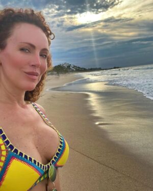 Susana Lozano Instagram - Con ese atardecer dorado, esa musiquita que hace que empieces a bailar sin querer y yo en mi escenario favorito…. Así les deseo su fin de semana… Pura cosa buena. 
.
🌝💛🔆🍻
.
#findesemana #finde #weekend #happyweekend #felizfinde #playa #arena #atardecer #atardeceresmagicos #atardeceresporelmundo #sunset #sunsetlovers #sunset_pics #amarillo #yellow #yellowsunset #susanalozano #sol #sun #sand #sea