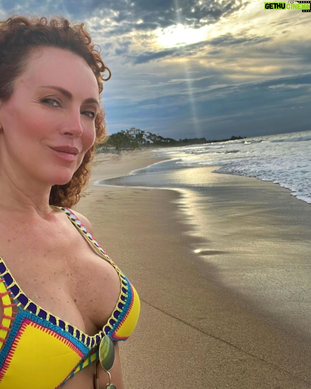 Susana Lozano - 210 Likes - Con ese atardecer dorado, esa musiquita que hace que empieces a bailar sin querer y yo en mi escenario favorito…. Así les deseo su fin de semana… Pura cosa buena.
.
🌝💛🔆🍻
.
#findesemana #finde #weekend #happyweekend #felizfinde #playa #arena #atardecer #atardeceresmagicos #atardeceresporelmundo #sunset #sunsetlovers #sunset_pics #amarillo #yellow #yellowsunset #susanalozano #sol #sun #sand #sea