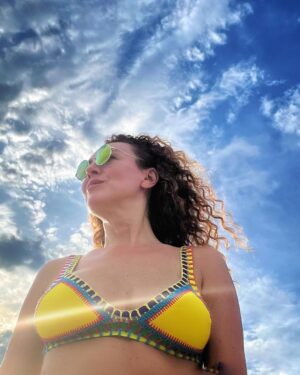 Susana Lozano Instagram - Con ese atardecer dorado, esa musiquita que hace que empieces a bailar sin querer y yo en mi escenario favorito…. Así les deseo su fin de semana… Pura cosa buena. 
.
🌝💛🔆🍻
.
#findesemana #finde #weekend #happyweekend #felizfinde #playa #arena #atardecer #atardeceresmagicos #atardeceresporelmundo #sunset #sunsetlovers #sunset_pics #amarillo #yellow #yellowsunset #susanalozano #sol #sun #sand #sea