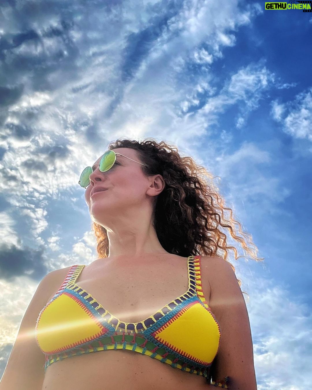 Susana Lozano - 210 Likes - Con ese atardecer dorado, esa musiquita que hace que empieces a bailar sin querer y yo en mi escenario favorito…. Así les deseo su fin de semana… Pura cosa buena.
.
🌝💛🔆🍻
.
#findesemana #finde #weekend #happyweekend #felizfinde #playa #arena #atardecer #atardeceresmagicos #atardeceresporelmundo #sunset #sunsetlovers #sunset_pics #amarillo #yellow #yellowsunset #susanalozano #sol #sun #sand #sea