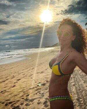 Susana Lozano Instagram - Con ese atardecer dorado, esa musiquita que hace que empieces a bailar sin querer y yo en mi escenario favorito…. Así les deseo su fin de semana… Pura cosa buena. 
.
🌝💛🔆🍻
.
#findesemana #finde #weekend #happyweekend #felizfinde #playa #arena #atardecer #atardeceresmagicos #atardeceresporelmundo #sunset #sunsetlovers #sunset_pics #amarillo #yellow #yellowsunset #susanalozano #sol #sun #sand #sea