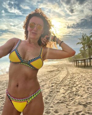 Susana Lozano Instagram - Con ese atardecer dorado, esa musiquita que hace que empieces a bailar sin querer y yo en mi escenario favorito…. Así les deseo su fin de semana… Pura cosa buena. 
.
🌝💛🔆🍻
.
#findesemana #finde #weekend #happyweekend #felizfinde #playa #arena #atardecer #atardeceresmagicos #atardeceresporelmundo #sunset #sunsetlovers #sunset_pics #amarillo #yellow #yellowsunset #susanalozano #sol #sun #sand #sea