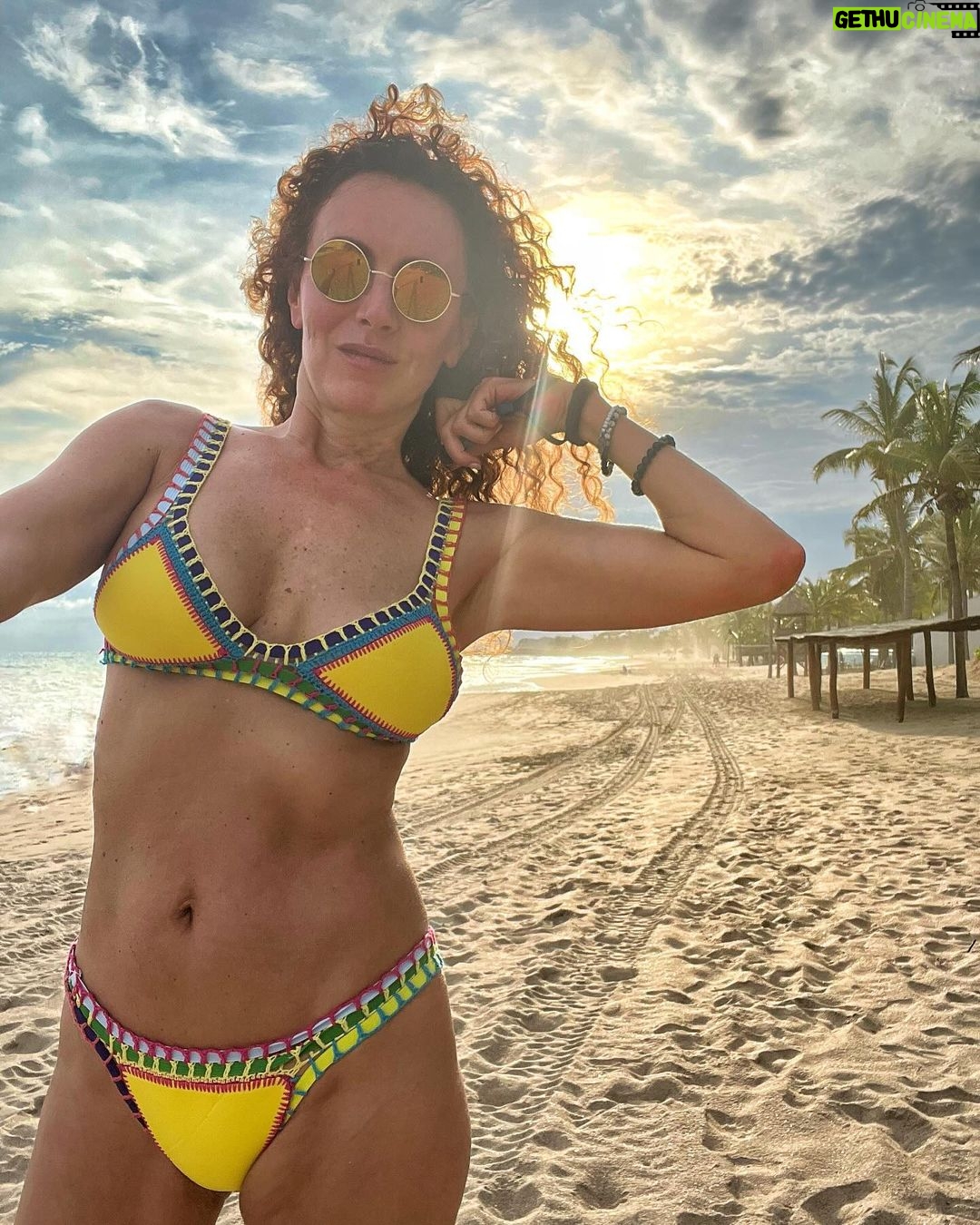 Susana Lozano - 210 Likes - Con ese atardecer dorado, esa musiquita que hace que empieces a bailar sin querer y yo en mi escenario favorito…. Así les deseo su fin de semana… Pura cosa buena.
.
🌝💛🔆🍻
.
#findesemana #finde #weekend #happyweekend #felizfinde #playa #arena #atardecer #atardeceresmagicos #atardeceresporelmundo #sunset #sunsetlovers #sunset_pics #amarillo #yellow #yellowsunset #susanalozano #sol #sun #sand #sea
