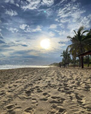 Susana Lozano Instagram - Con ese atardecer dorado, esa musiquita que hace que empieces a bailar sin querer y yo en mi escenario favorito…. Así les deseo su fin de semana… Pura cosa buena. 
.
🌝💛🔆🍻
.
#findesemana #finde #weekend #happyweekend #felizfinde #playa #arena #atardecer #atardeceresmagicos #atardeceresporelmundo #sunset #sunsetlovers #sunset_pics #amarillo #yellow #yellowsunset #susanalozano #sol #sun #sand #sea