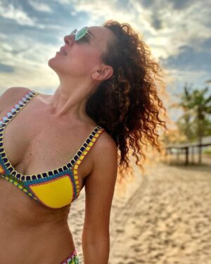 Susana Lozano Instagram - Con ese atardecer dorado, esa musiquita que hace que empieces a bailar sin querer y yo en mi escenario favorito…. Así les deseo su fin de semana… Pura cosa buena. 
.
🌝💛🔆🍻
.
#findesemana #finde #weekend #happyweekend #felizfinde #playa #arena #atardecer #atardeceresmagicos #atardeceresporelmundo #sunset #sunsetlovers #sunset_pics #amarillo #yellow #yellowsunset #susanalozano #sol #sun #sand #sea