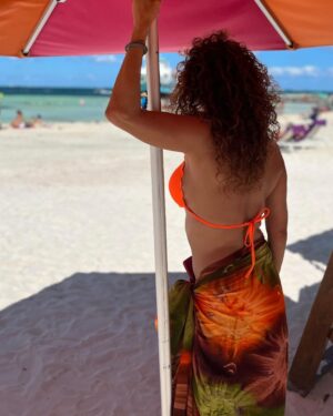 Susana Lozano Instagram - De piel salada, sonrisa dulce y mil sueños por cumplir. 
No es solo vivir… es sentirse vivo…
.
🧡🐳🌞
.
Que tengan un fin de semana inolvidable!
#findesemana #naranja #azul #playa #arena #sol #sun #bikini #swimwear #susanalozano #mar #drinks #bettertogether