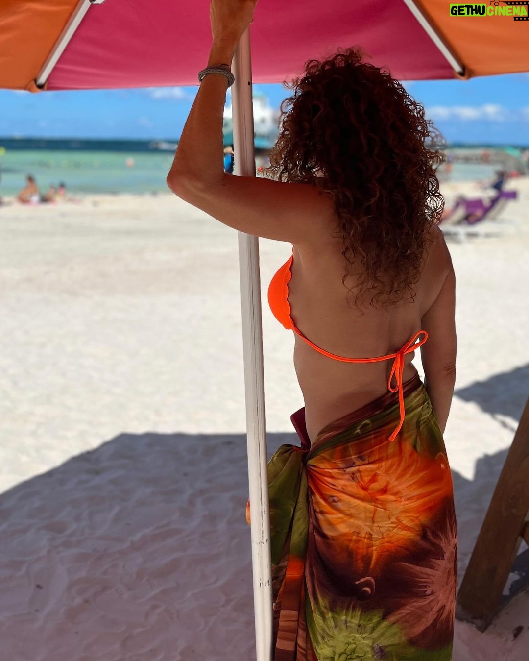Susana Lozano - 374 Likes - De piel salada, sonrisa dulce y mil sueños por cumplir.
No es solo vivir… es sentirse vivo…
.
🧡🐳🌞
.
Que tengan un fin de semana inolvidable!
#findesemana #naranja #azul #playa #arena #sol #sun #bikini #swimwear #susanalozano #mar #drinks #bettertogether