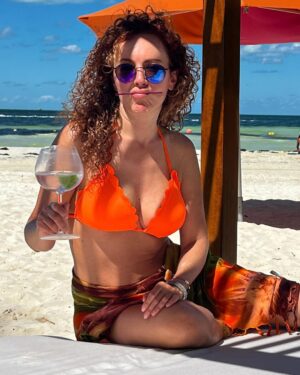Susana Lozano Instagram - De piel salada, sonrisa dulce y mil sueños por cumplir. 
No es solo vivir… es sentirse vivo…
.
🧡🐳🌞
.
Que tengan un fin de semana inolvidable!
#findesemana #naranja #azul #playa #arena #sol #sun #bikini #swimwear #susanalozano #mar #drinks #bettertogether