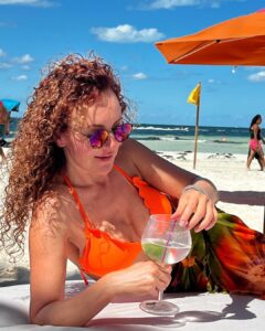 Susana Lozano Instagram - De piel salada, sonrisa dulce y mil sueños por cumplir. No es solo vivir… es sentirse vivo… . 🧡🐳🌞 . Que tengan un fin de semana inolvidable! #findesemana #naranja #azul #playa #arena #sol #sun #bikini #swimwear #susanalozano #mar #drinks #bettertogether Cancún, México