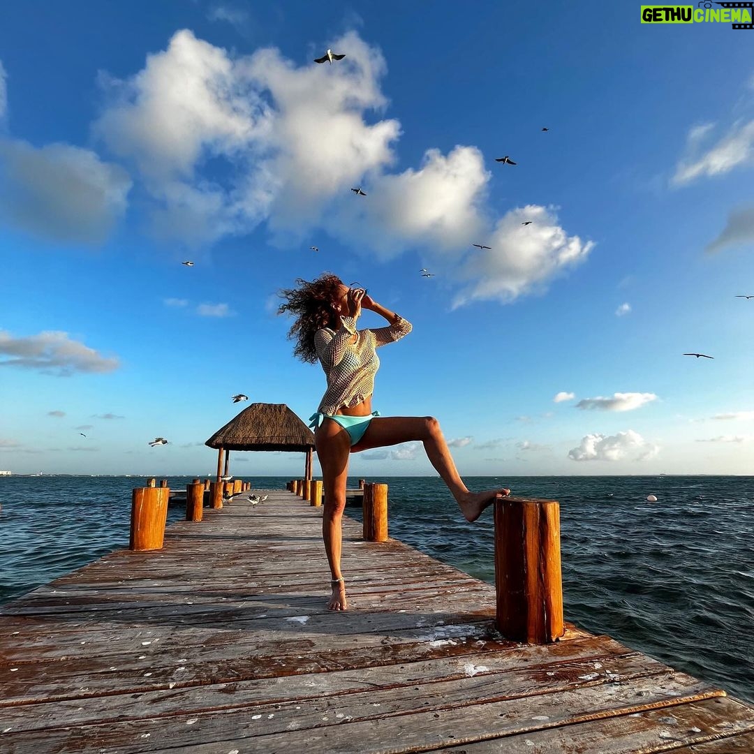 Susana Lozano - 250 Likes - Vive hoy, no mañana…
Bonita la vida es 🎶
.
🌊🌈☀️
.
Momentos. Inolvidables.
La maravillosa vida.
#sol #amanecer #nuevodia #lavidabonita #bikini #mar #ocean #sea #sunrise #newday #susanalozano #vive #difruta #sljotime #cancun #caribe #caribemexicano #arena #arenasuave #poesdescalzos #pieslindos