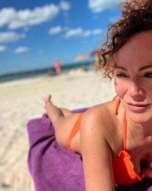Susana Lozano Instagram - De piel salada, sonrisa dulce y mil sueños por cumplir. 
No es solo vivir… es sentirse vivo…
.
🧡🐳🌞
.
Que tengan un fin de semana inolvidable!
#findesemana #naranja #azul #playa #arena #sol #sun #bikini #swimwear #susanalozano #mar #drinks #bettertogether