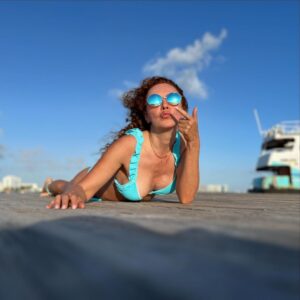Susana Lozano Instagram - Vive hoy, no mañana…
Bonita la vida es 🎶
.
🌊🌈☀️
.
Momentos. Inolvidables. 
La maravillosa vida. 
#sol #amanecer #nuevodia #lavidabonita #bikini #mar #ocean #sea #sunrise #newday #susanalozano #vive #difruta #sljotime #cancun #caribe #caribemexicano #arena #arenasuave #poesdescalzos #pieslindos