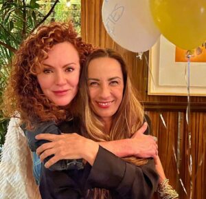 Susana Lozano Instagram - Feliz cumpleaños @consueloduval 
.
🎉🥰💰✈️🥳🥂🍾😂🫶🏻🎁
.
Brindo por todas las cosas buenas que eres, que están escritas en tu alma, por todos los valores, y principios que tienes, por tu fortaleza de espíritu, por tu voluntad inquebrantable, por tu amor y respeto a la vida, que es esencial y fundamental, por tu risa de loca, por tu incontinencia y por todas tus buenas acciones… Dios te bendiga cada día de tu vida.
#celebrandolavida #happybirthday #hbd #felizcumpleaños #consueloduval #paolarojas #nataliatellez #michduval #palyduval #danielamagun #susanalozano #cumpleconsuelo @natalia_tellez