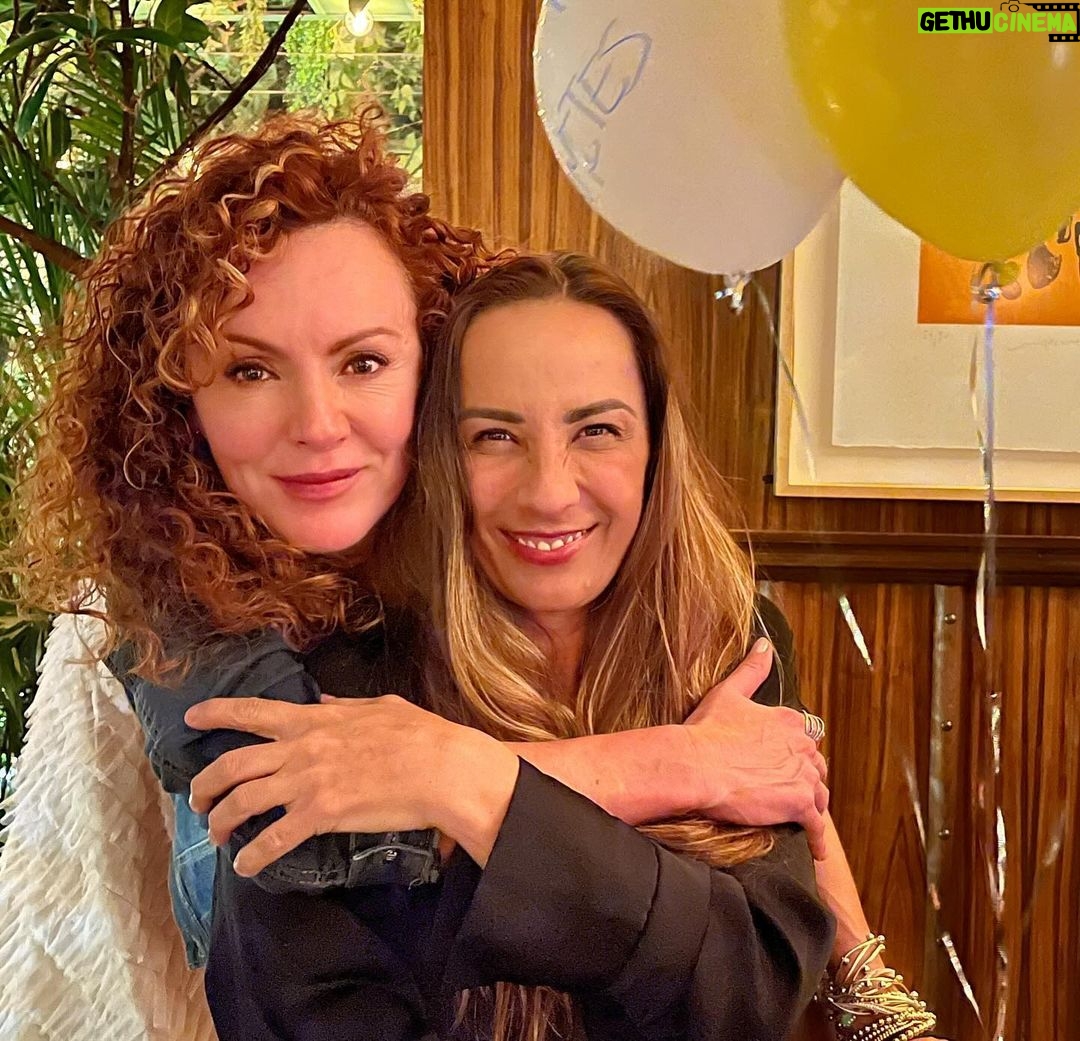 Susana Lozano - 266 Likes - Feliz cumpleaños @consueloduval
.
🎉🥰💰✈️🥳🥂🍾😂🫶🏻🎁
.
Brindo por todas las cosas buenas que eres, que están escritas en tu alma, por todos los valores, y principios que tienes, por tu fortaleza de espíritu, por tu voluntad inquebrantable, por tu amor y respeto a la vida, que es esencial y fundamental, por tu risa de loca, por tu incontinencia y por todas tus buenas acciones… Dios te bendiga cada día de tu vida.
#celebrandolavida #happybirthday #hbd #felizcumpleaños #consueloduval #paolarojas #nataliatellez #michduval #palyduval #danielamagun #susanalozano #cumpleconsuelo @natalia_tellez