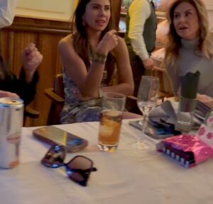 Susana Lozano Instagram - Feliz cumpleaños @consueloduval 
.
🎉🥰💰✈️🥳🥂🍾😂🫶🏻🎁
.
Brindo por todas las cosas buenas que eres, que están escritas en tu alma, por todos los valores, y principios que tienes, por tu fortaleza de espíritu, por tu voluntad inquebrantable, por tu amor y respeto a la vida, que es esencial y fundamental, por tu risa de loca, por tu incontinencia y por todas tus buenas acciones… Dios te bendiga cada día de tu vida.
#celebrandolavida #happybirthday #hbd #felizcumpleaños #consueloduval #paolarojas #nataliatellez #michduval #palyduval #danielamagun #susanalozano #cumpleconsuelo @natalia_tellez