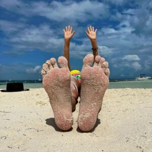 Susana Lozano Instagram - No alcanzan mis manos 👐🏻 y mis pies 👣 para enumerar todas las cosas por las que estoy agradecida ✨… 
.
#lavidaesbuena #aquiyahora #mimar #pazinterior #felicidad #agradecida #greatful #thankful #susanalozano #arena #mar #oceano #bikini #sun #sea #sand #caribemexicano #mexicancaribbean #cancun #cancunmexico #piesdescalzos