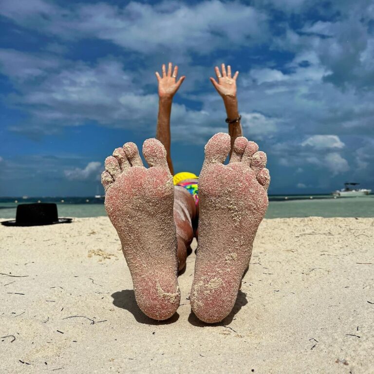 Susana Lozano Instagram - No alcanzan mis manos 👐🏻 y mis pies 👣 para enumerar todas las cosas por las que estoy agradecida ✨… . #lavidaesbuena #aquiyahora #mimar #pazinterior #felicidad #agradecida #greatful #thankful #susanalozano #arena #mar #oceano #bikini #sun #sea #sand #caribemexicano #mexicancaribbean #cancun #cancunmexico #piesdescalzos Cancún, México