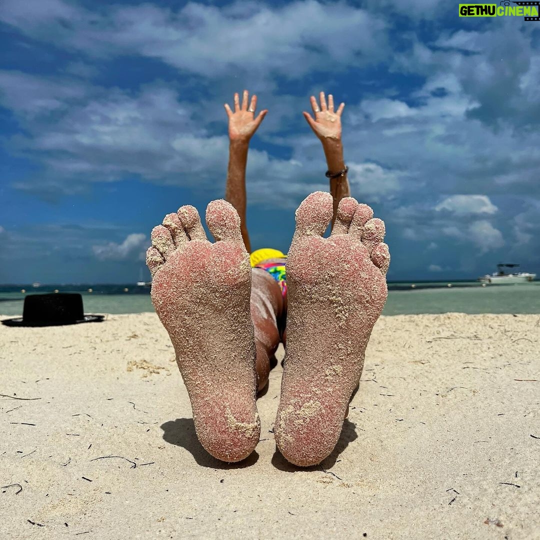 Susana Lozano - 253 Likes - No alcanzan mis manos 👐🏻 y mis pies 👣 para enumerar todas las cosas por las que estoy agradecida ✨…
.
#lavidaesbuena #aquiyahora #mimar #pazinterior #felicidad #agradecida #greatful #thankful #susanalozano #arena #mar #oceano #bikini #sun #sea #sand #caribemexicano #mexicancaribbean #cancun #cancunmexico #piesdescalzos