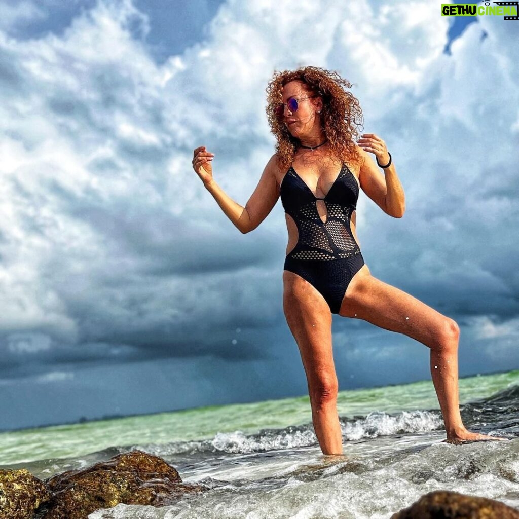 Susana Lozano Instagram - Que me cubra el sol…. Que mis pies se mojen en el mar… Y el pelo se llene de sal… . #myhappyplace . #amanecer #sunrise #sunrise_and_sunsets #sunriselover #caribe #caribemexicano #cancun #susanalozano #olas #mar #arenablanca #feliz #milugarfeliz #sljotime #cancunmexico Cancún, México