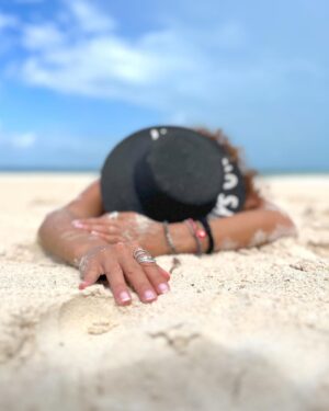 Susana Lozano Instagram - Calm down… 
.
☀️👙🍹🏝️
.
Llenarse de arena hasta el alma. 
Dejar que los sentidos interpreten sintiendo, oliendo… llenando cada poro con ese paisaje… #mimar 
🌊🌊🌊
.
#mar #sol #arena #playa #palmeras #bikini #piesdescalzos #sun #sand #sea #caribe #caribemexicano #sandbeach #envueltaenarena #susanalozano #mardelcaribe #sljotime