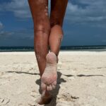 Susana Lozano Instagram – Calm down… 
.
☀️👙🍹🏝️
.
Llenarse de arena hasta el alma. 
Dejar que los sentidos interpreten sintiendo, oliendo… llenando cada poro con ese paisaje… #mimar 
🌊🌊🌊
.
#mar #sol #arena #playa #palmeras #bikini #piesdescalzos #sun #sand #sea #caribe #caribemexicano #sandbeach #envueltaenarena #susanalozano #mardelcaribe #sljotime Cancún, México