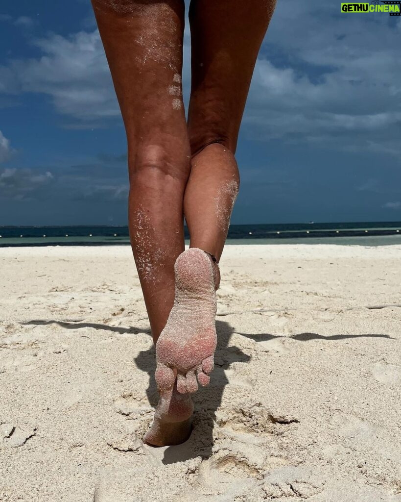 Susana Lozano Instagram - Calm down… . ☀️👙🍹🏝️ . Llenarse de arena hasta el alma. Dejar que los sentidos interpreten sintiendo, oliendo… llenando cada poro con ese paisaje… #mimar 🌊🌊🌊 . #mar #sol #arena #playa #palmeras #bikini #piesdescalzos #sun #sand #sea #caribe #caribemexicano #sandbeach #envueltaenarena #susanalozano #mardelcaribe #sljotime Cancún, México