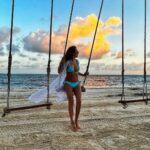 Susana Lozano Instagram – Si me quieres encontrar,  mis reuniones más importantes son junto al mar… y si hay columpio… mejor. 
#girlslikeme 
#girlsjustwannahavefun #girlswithcurves #sunrise #barefeet #bikini #playa #sol #susanalozano #arena #swing #sand #sun #sunlight #cancun #caribe #caribemexicano Cancún, México
