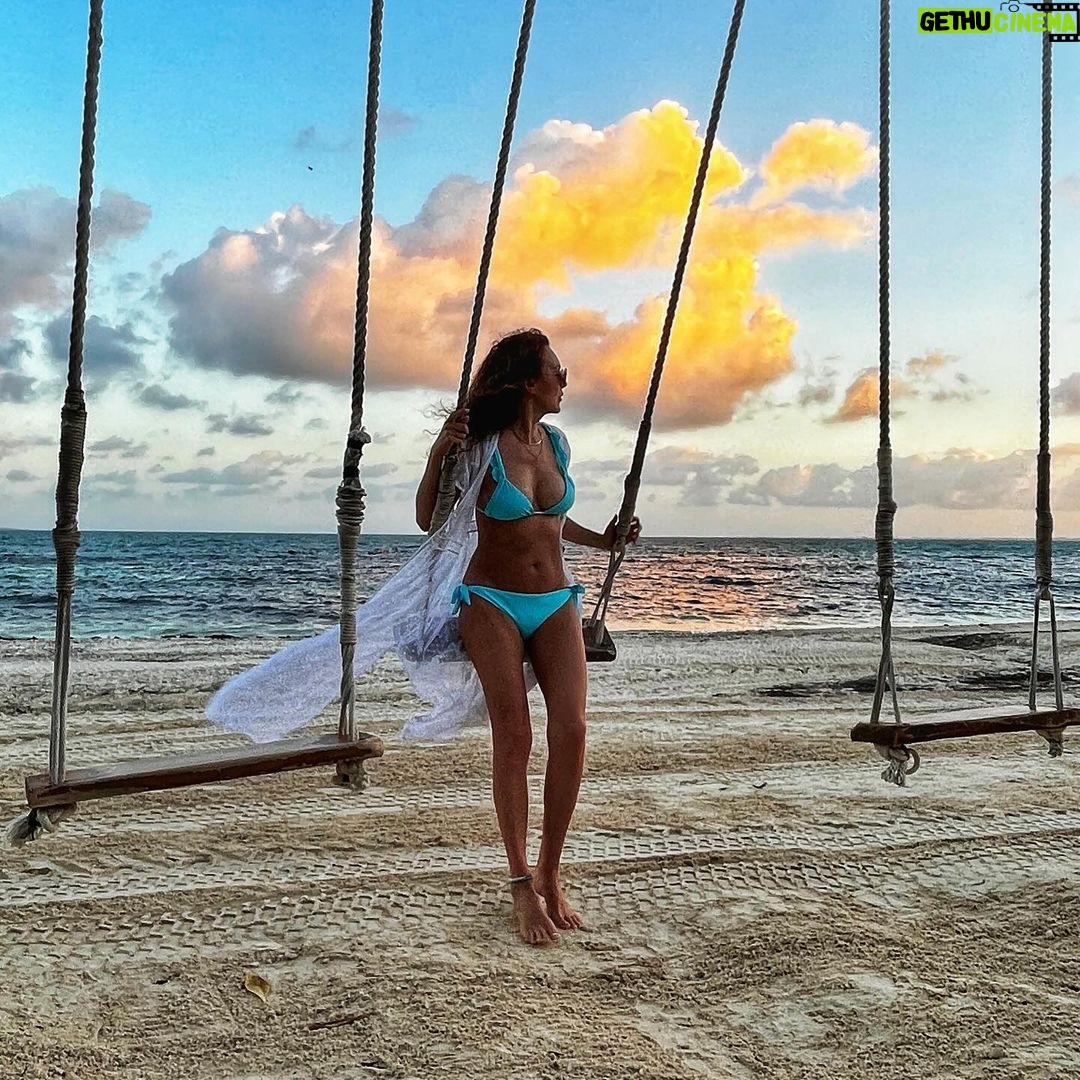 Susana Lozano - 221 Likes - Si me quieres encontrar, mis reuniones más importantes son junto al mar… y si hay columpio… mejor.
#girlslikeme
#girlsjustwannahavefun #girlswithcurves #sunrise #barefeet #bikini #playa #sol #susanalozano #arena #swing #sand #sun #sunlight #cancun #caribe #caribemexicano